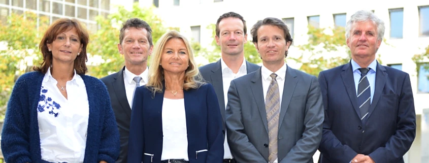 Anwälte Schüttners (Fast) alle Anwälte Schüttners der Kanzlei Schüttners Hug & Partner stehen als Gruppe zusammen.