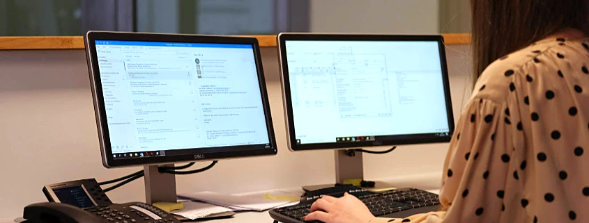 Büro Schüttners Ein Büro in der Kanzlei Schüttners Hug & Partner mbB, mit zwei Monitoren.